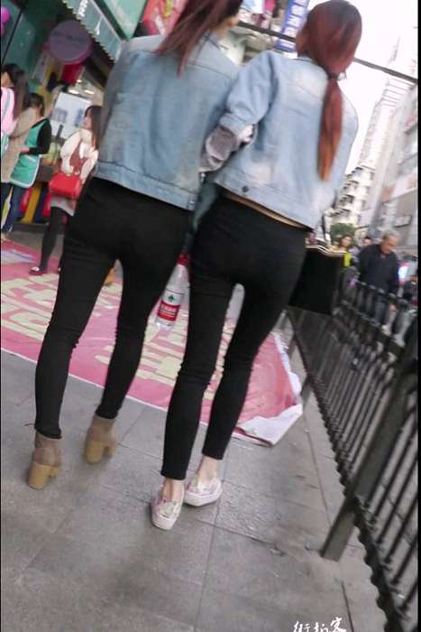 [街拍客视频]jx0143 双胞胎漂亮美眉穿同样的紧身裤
