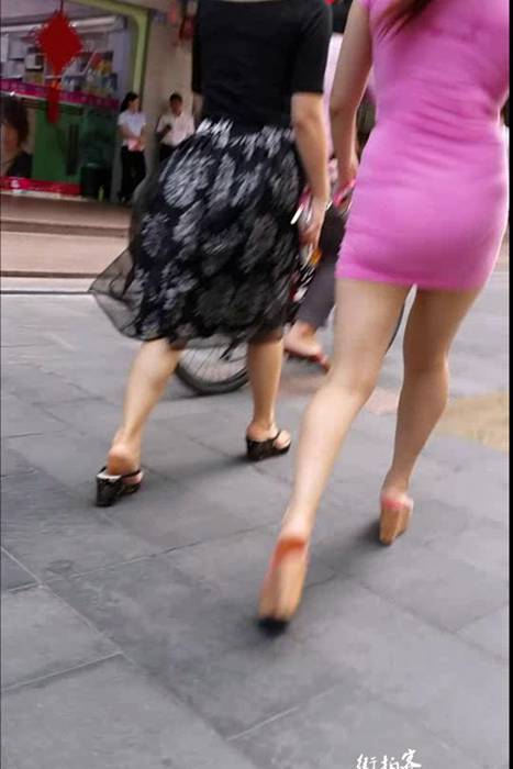[街拍客视频]jx0384 粉色紧身包臀裙少妇，长相身材俱佳