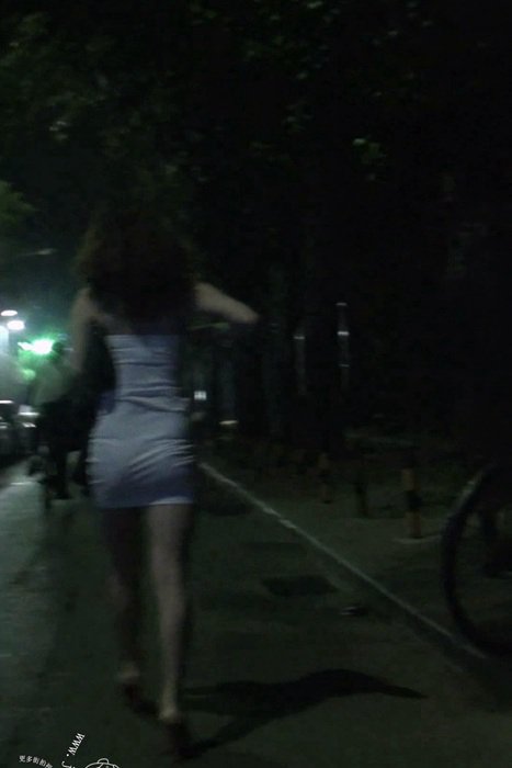 [街拍视频]00072紧身齐B裹臀裙美女夜晚逛街