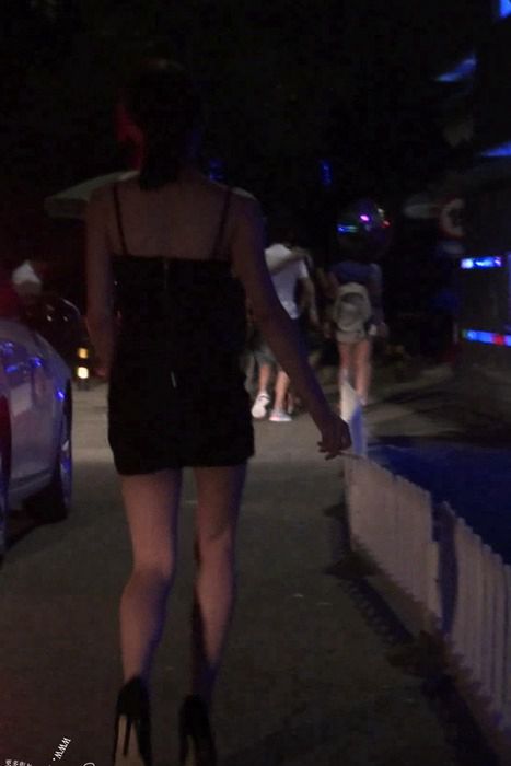 [街拍视频]00177性感的夜店露肩高跟女人