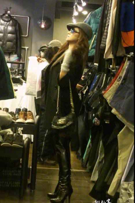 [街拍视频]00227黑丝长靴美女少妇在买衣服