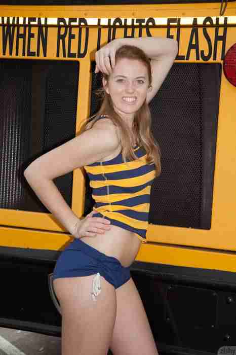 [zishy Girls写真]ID0331-nicole-wetzel-back-of-the-bus